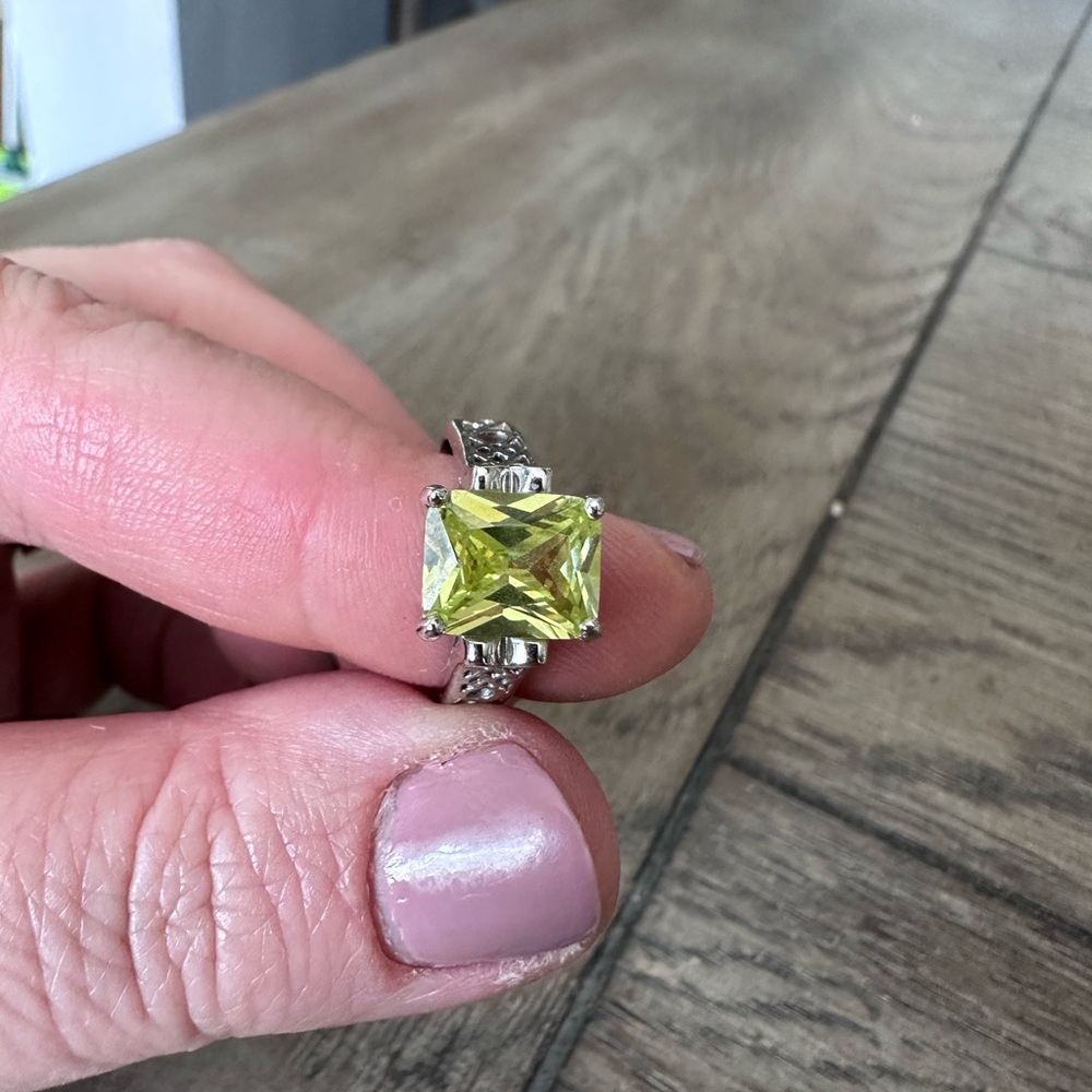 Lady's Lia Sophia "Appletini Peridot" Emerald Cut Peridot, Ring Size 6.5 - Picture 2 of 8